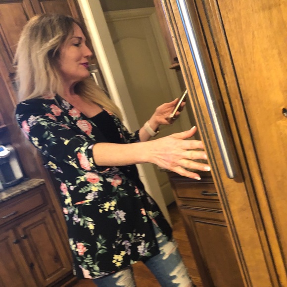 Black Floral blazer ❤️ - Picture 2 of 3